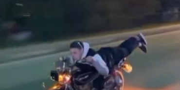Motosiklet üzerinde tehlikeli şov