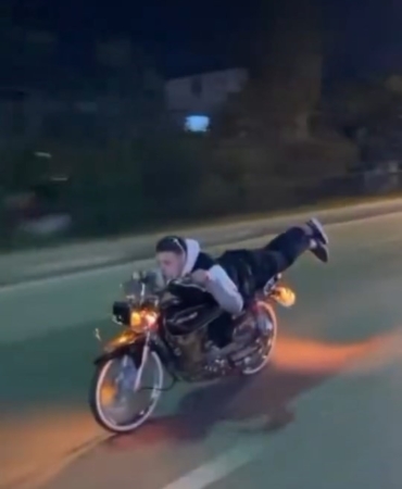 Motosiklet üzerinde tehlikeli şov