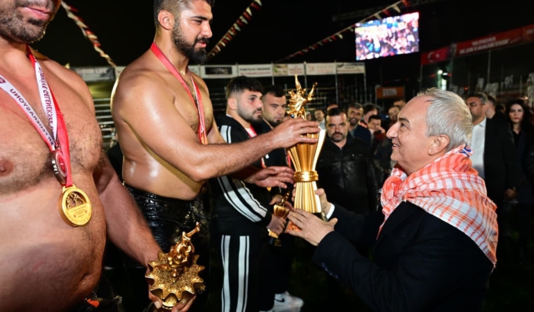 Balıkesirli güreşçi Enes Doğan, Kepez’de başpehlivan oldu