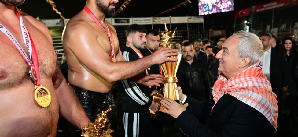 Balıkesirli güreşçi Enes Doğan, Kepez’de başpehlivan oldu