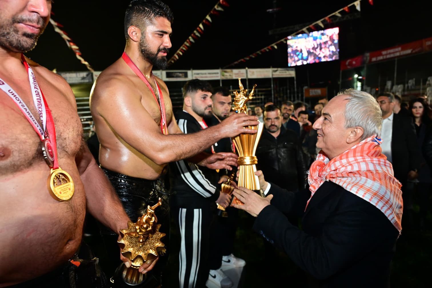 Balıkesirli güreşçi Enes Doğan, Kepez’de başpehlivan oldu