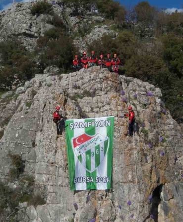 Kurtarma ekipleri, Bursaspor bayrağını zirvede dalgalandırdı
