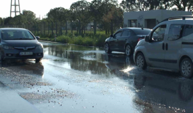 Balıkesir’de sağanak nedeniyle arazileri sular bastı, rögarlar taştı