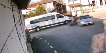 Sağdan sollayan motosikletli otomobile çarptı: Kaza anı kameraya yansıdı