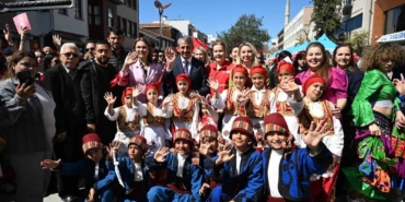 Edirne’de Dünya Romanlar Günü’nde renkli görüntüler