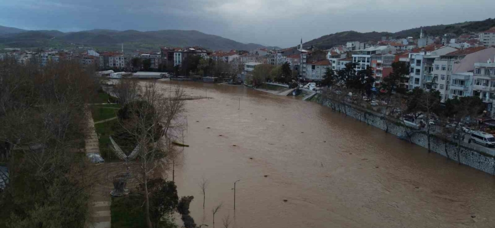 Çanakkale’de yağmur nedeniyle taşan Kocabaş Çayı dron ile görüntülendi