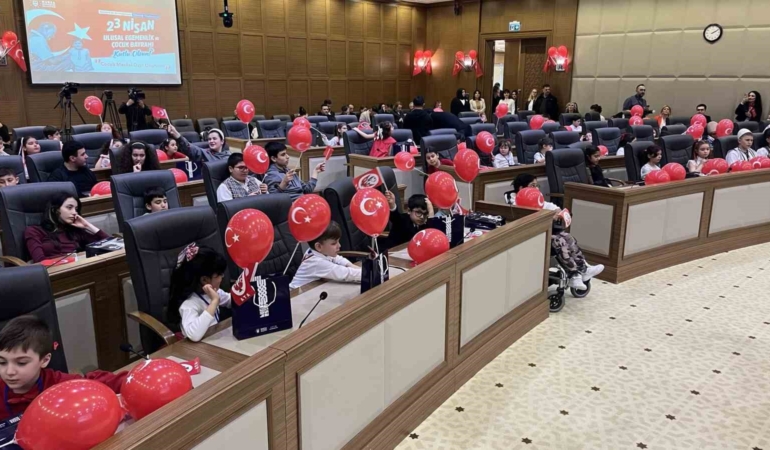 Bursalı çocuklar başkanlık ve meclis üyeliği koltuklarını devraldı