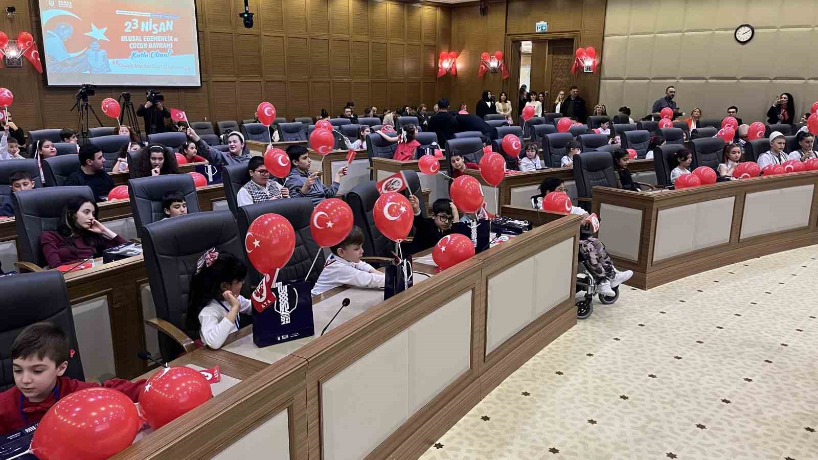 Bursalı çocuklar başkanlık ve meclis üyeliği koltuklarını devraldı