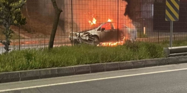Kaza yapan otomobil alev topuna döndü: Yol trafiğe kapandı