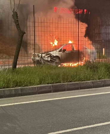 Kaza yapan otomobil alev topuna döndü: Yol trafiğe kapandı