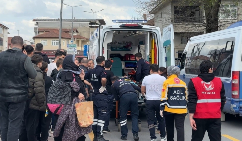 Yolun karşı tarafına geçmeye çalışan 9 yaşındaki çocuğa otomobil çarptı