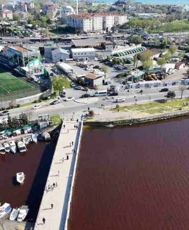 Küçükçekmece Gölü kırmızıya döndü