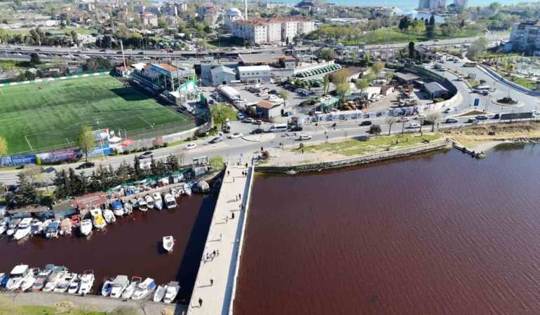 Küçükçekmece Gölü kırmızıya döndü