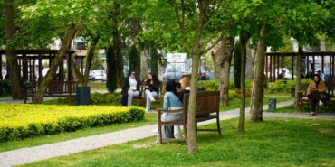 Sakarya’da güneşli havayı fırsat bilen vatandaşlar park ve caddelere akın etti