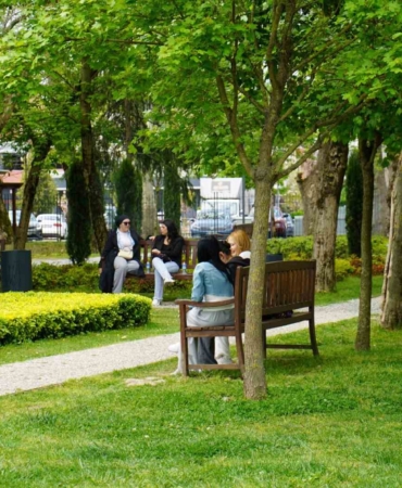 Sakarya’da güneşli havayı fırsat bilen vatandaşlar park ve caddelere akın etti