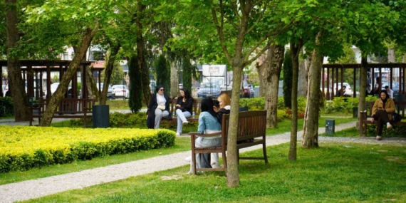 Sakarya’da güneşli havayı fırsat bilen vatandaşlar park ve caddelere akın etti