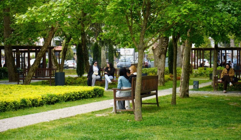 Sakarya’da güneşli havayı fırsat bilen vatandaşlar park ve caddelere akın etti