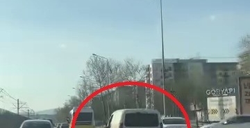 Peş peşe makas attı, trafiği tehlikeye düşürdü