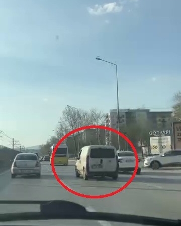 Peş peşe makas attı, trafiği tehlikeye düşürdü