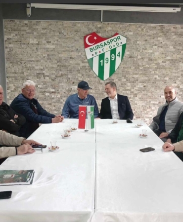 Bursaspor’un unutulmaz kaptanı Özden’in kitabı öğrencilere dağıtıldı