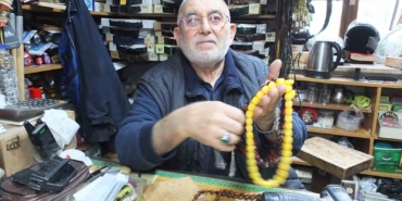 Balıkesir’de 71 yaşındaki Cevat Dede tespih dizerek para kazanıyor