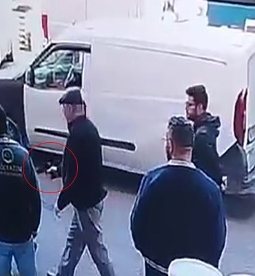 Bayrampaşa’da baba ve oğlu, eski çalışanın iş yerini bastı; iş görüşmesine gelen kişi vuruldu