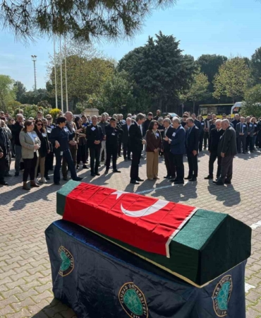 Akademisyen Doğan Yavaş, fakültesi önünden dualarla uğurlandı