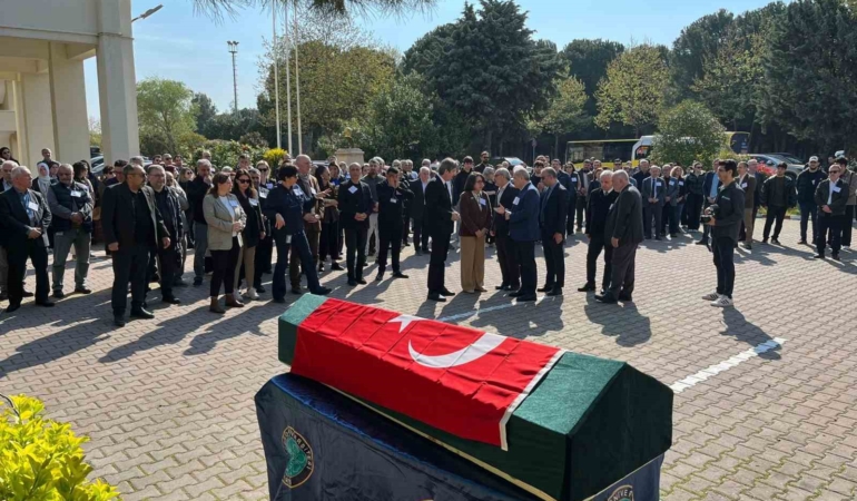 Akademisyen Doğan Yavaş, fakültesi önünden dualarla uğurlandı