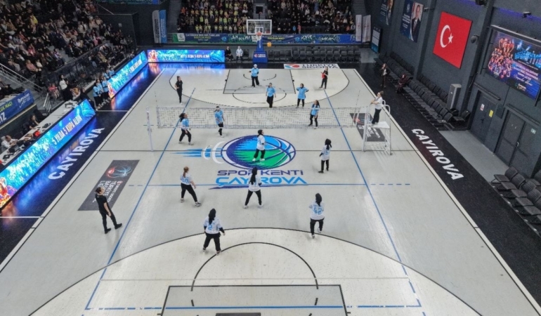 Çayırova’da kadınlar voleybol dostluk maçında buluştu