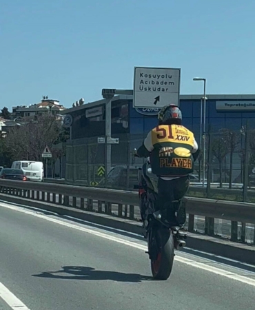 Kadıköy’de plakasız motosikletin tehlikeli yolculuğu kamerada
