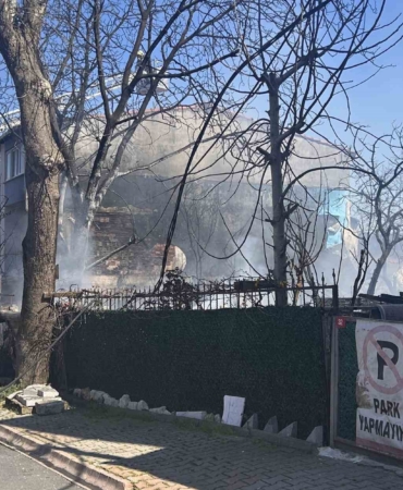 Ümraniye’de korkutan yangın: Hurdalık alan kullanılamaz hale geldi
