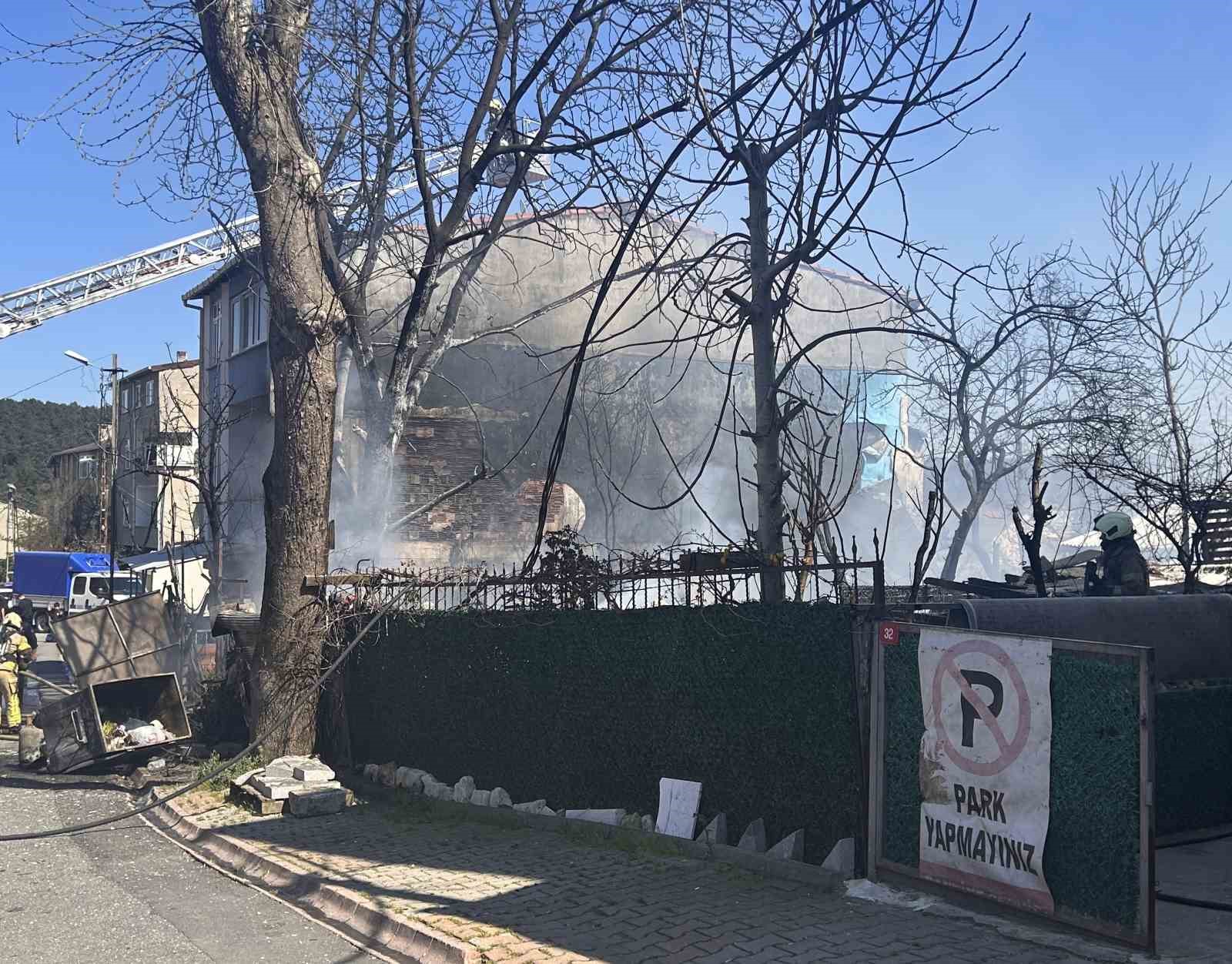 Ümraniye’de korkutan yangın: Hurdalık alan kullanılamaz hale geldi