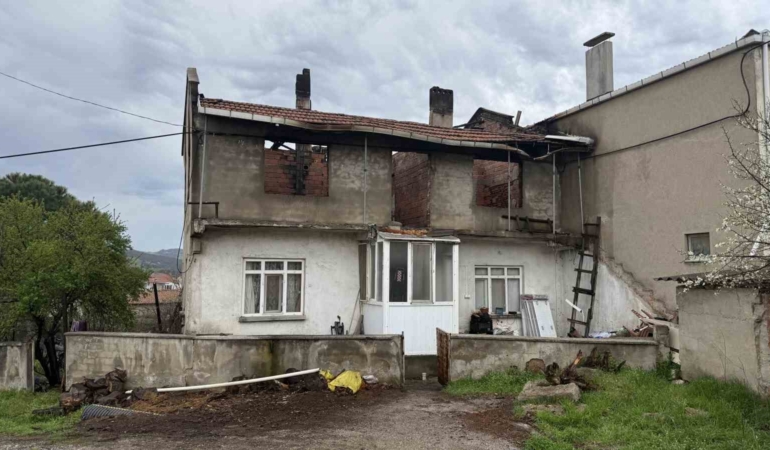 Çanakkale’de baca yangını çatıyı küle çevirdi