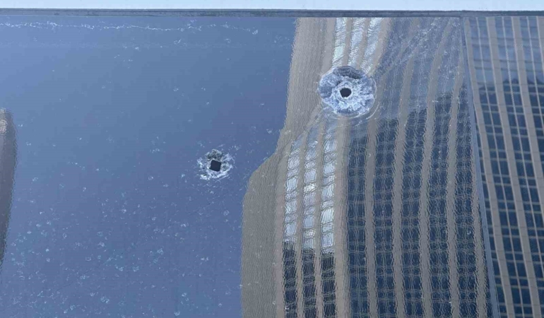 Beşiktaş’ta kurşun yağmurunda kalan servis araçları görüntülendi