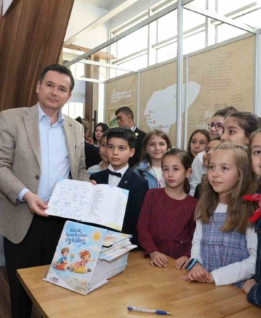 Başkan Erkan Aydın Bursa 23. Kitap Fuarı’nda çocuk yazarlarla buluştu