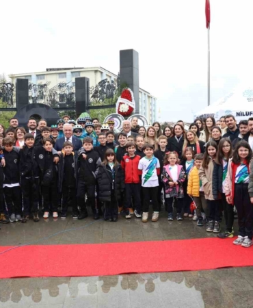 Nilüfer, 23 Nisan’ı Cumhuriyet Meydanı’nda kutladı