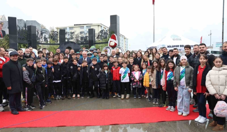 Nilüfer, 23 Nisan’ı Cumhuriyet Meydanı’nda kutladı