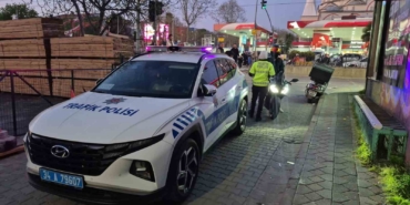 Sultangazi’de motosiklet yayaya çarptı: Kaza anı kamerada