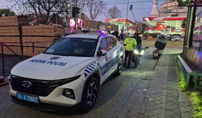 Sultangazi’de motosiklet yayaya çarptı: Kaza anı kamerada