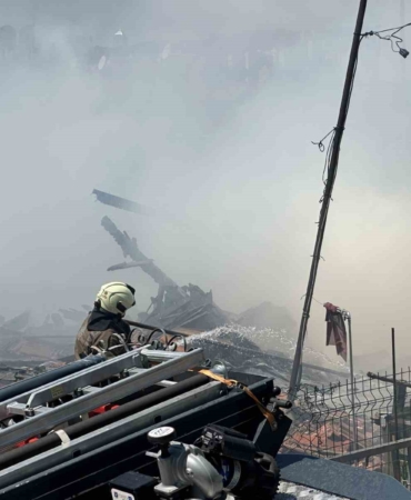 Sarıyer’de alev alev yanan gecekondu kullanılamaz hale geldi