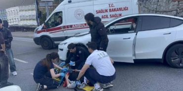Şişli’de Tesla marka otomobil ile motosiklet çarpıştı: 1 yaralı