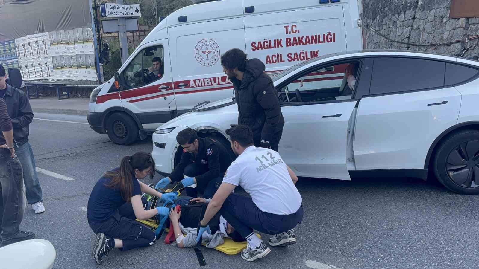 Şişli’de Tesla marka otomobil ile motosiklet çarpıştı: 1 yaralı