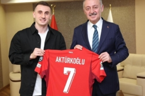 Kerem Aktürkoğlu’ndan Başkan Büyükakın’a ay-yıldızlı forma