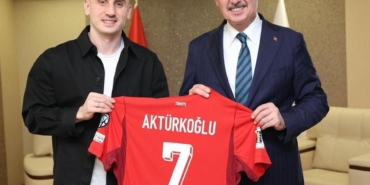 Kerem Aktürkoğlu’ndan Başkan Büyükakın’a ay-yıldızlı forma