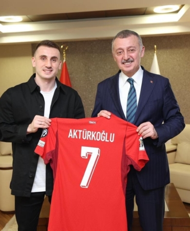 Kerem Aktürkoğlu’ndan Başkan Büyükakın’a ay-yıldızlı forma
