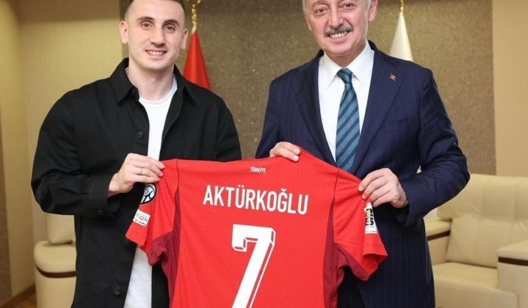 Kerem Aktürkoğlu’ndan Başkan Büyükakın’a ay-yıldızlı forma