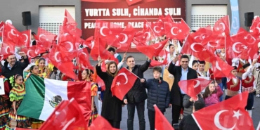 Balıkesir’de 9 ülkenin çocukları aynı sahnede buluştu