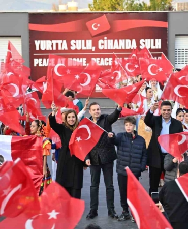 Balıkesir’de 9 ülkenin çocukları aynı sahnede buluştu