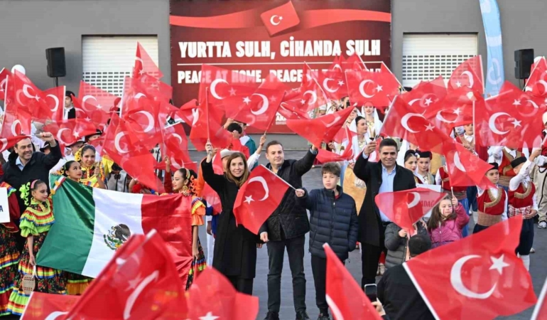 Balıkesir’de 9 ülkenin çocukları aynı sahnede buluştu