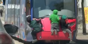 Tramvayın arkasına tutunan çocuklar yürekleri ağza getirdi